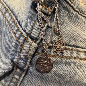 Vintage Chain Charm – Fantasy Gothic Keychain & Denim Accessory